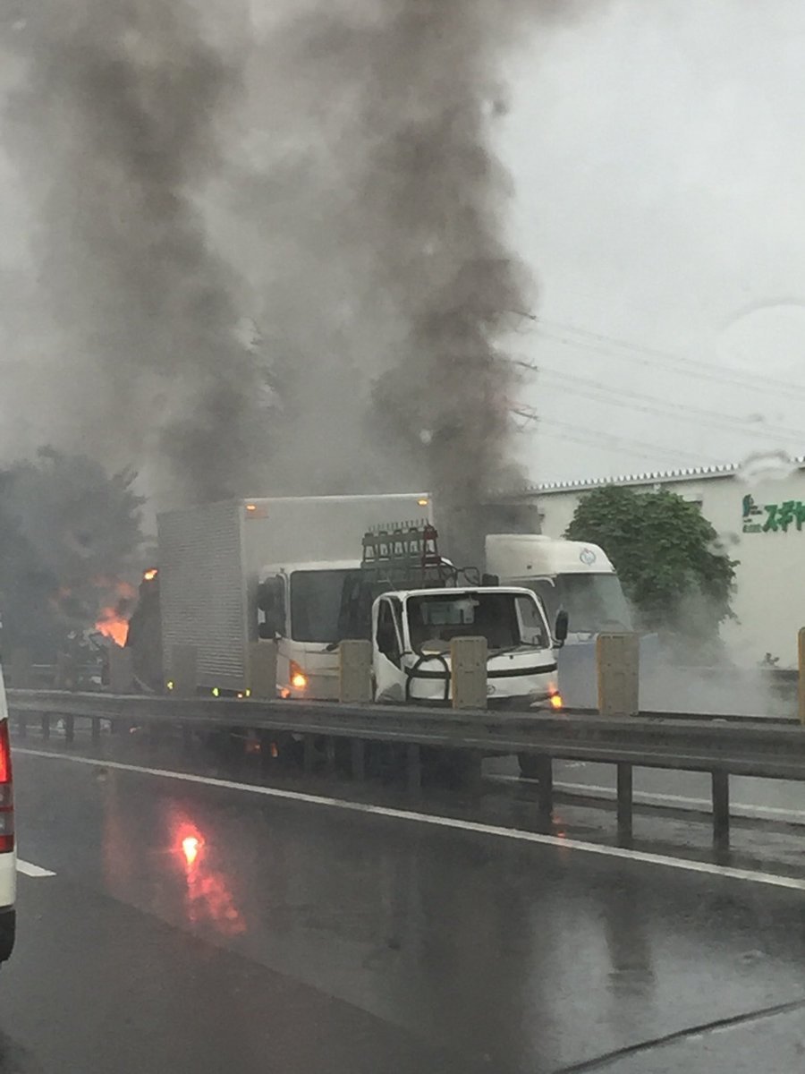 圏央道でトラックが炎上する事故発生 炎と黒煙あがる 車両火災 反対車線は全く動いてない